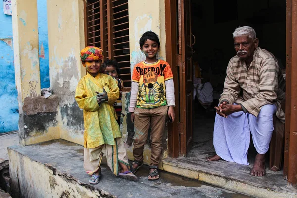 Mathura Uttar Pradesh India2020 Január Kisgyerekek Játszanak Nagyapjukkal Holit Ünneplik — Stock Fotó