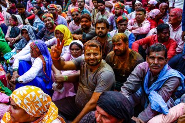 Mathura, Uttar Pradesh / India - 6 Ocak 2020: Holi renk festivali sırasında bir grup insan mathura sokaklarında toplandı. Eğlence kavramları, Holi festivalinde eğlence.