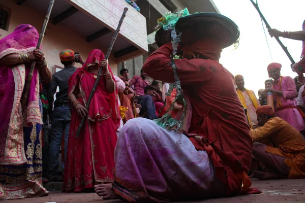 Mathura Uttar Pradesh India Stycznia 2020 Kobiety Bijące Mężczyzn Długim — Zdjęcie stockowe
