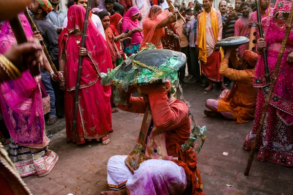 Mathura Uttar Pradesh India Stycznia 2020 Kobiety Bijące Mężczyzn Długim — Zdjęcie stockowe