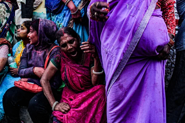 马图拉 北方邦 2020年1月6日 印度妇女的脸涂满了颜色 参加了克里希纳神庙的庆祝活动 坐在楼梯上休息一下 — 图库照片