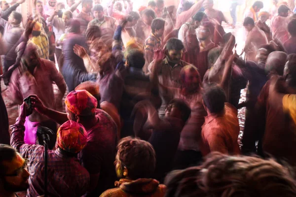 Mathura, Uttar Pradesh / Hindistan - 6 Ocak 2020: Mathura caddesinde bir grup insan ellerini kaldırıyor ve Holi festivalinin tadını çıkarıyorlar renk pudrası yavaş çekim hızıyla yakalanıyor..