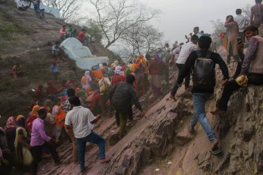 Mathura, Uttar Pradesh / Hindistan - 6 Ocak 2020: Mathura caddesinde elleri havada dans eden bir kalabalık Holi festivalini renk pudrasıyla kutluyor..