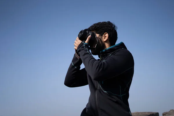 Menino Indiano Clicando Fotos Sua Câmera Dslr Com Céu Azul — Fotografia de Stock