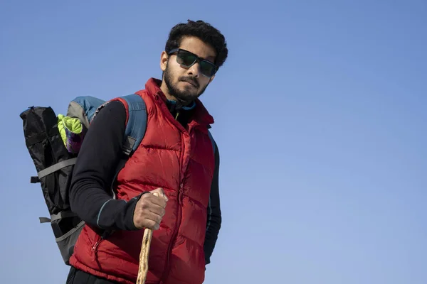 Jovem Viajante Indiano Trekking Menino Sobre Uma Montanha Rochosa Topo — Fotografia de Stock