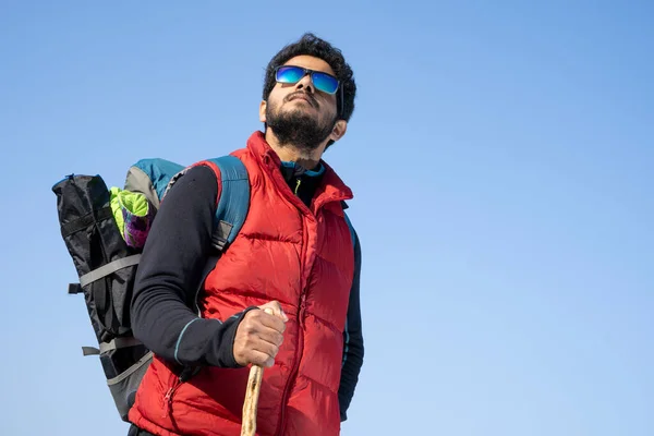 Jonge Indiaanse Reiziger Die Een Rotsachtige Berg Trekt Top Van — Stockfoto