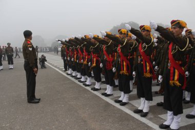 Delhi, Yeni Delhi, Hindistan - 16 Ocak 2021: Hindistan Kapısı 'nda Cumhuriyet Günü geçit töreni için toplanan bir polisin geniş açılı portresi. Hindistan Kapısı 'nda kışın prova yapan bir Hint ordusu taburu..