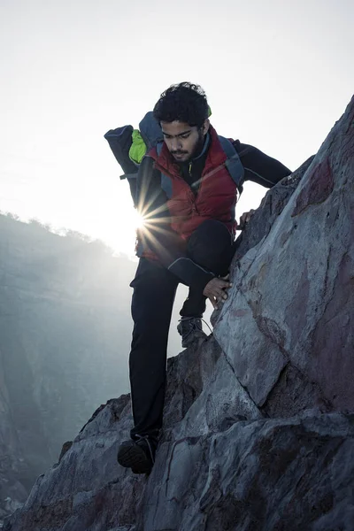 Jovem Alpinista Indiano Viajante Escalando Rocha Montanha Durante Pôr Sol — Fotografia de Stock