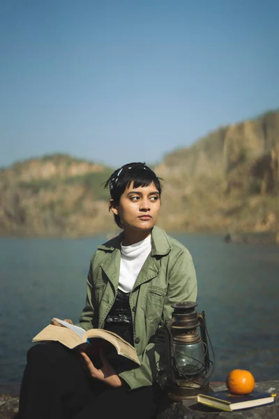 Joven Chica Estudiosa Hermosa Leyendo Libros Cerca Lago Las Montañas — Foto de Stock