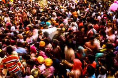 Mathura, Uttar Pradesh, Hindistan - 6 Ocak 2020: hareket bulanıklığı etkisi için yavaş çekim hızında yakalanan renklerle oynayarak Holi 'yi kutlayan mathura kalabalığı.