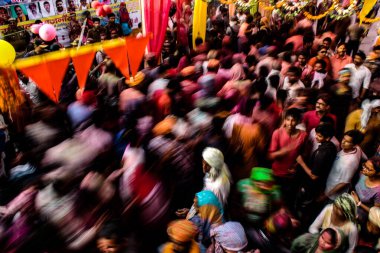 Mathura, Uttar Pradesh, Hindistan - 6 Ocak 2020: hareket bulanıklığı etkisi için yavaş çekim hızında yakalanan renklerle oynayarak Holi 'yi kutlayan mathura kalabalığı.