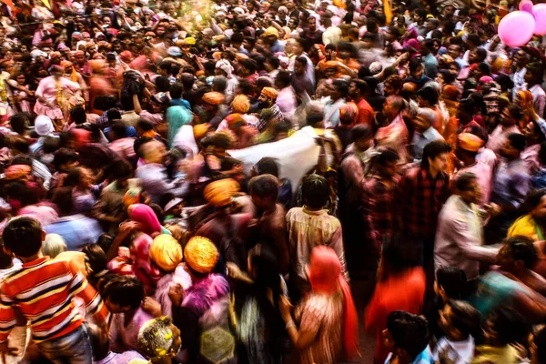 インド ウッタル プラデーシュ州マトゥラ2020年1月6日 スローシャッターで撮影された色でホリを祝うマトゥラの群衆 — ストック写真
