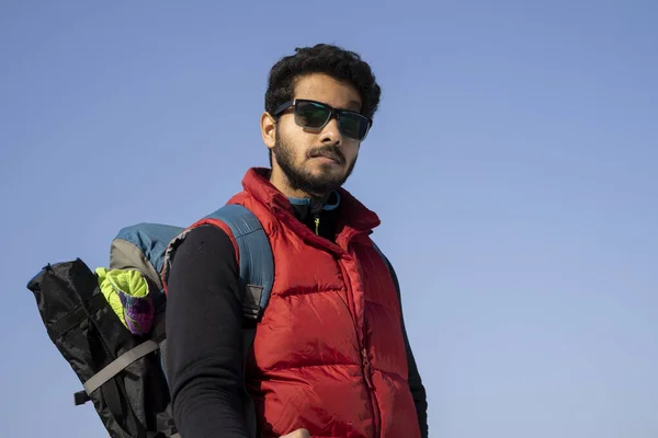 Joven Viajero Chaqueta Nieve Roja Una Mochila Pie Sobre Fondo — Foto de Stock