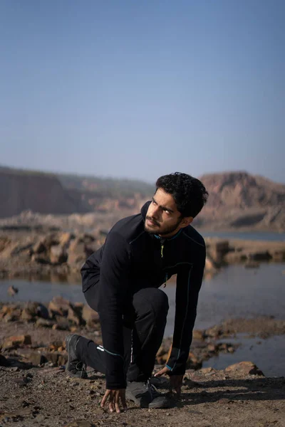 Joven Chico Indio Forma Trotando Mañana Cerca Una Situación Lago — Foto de Stock