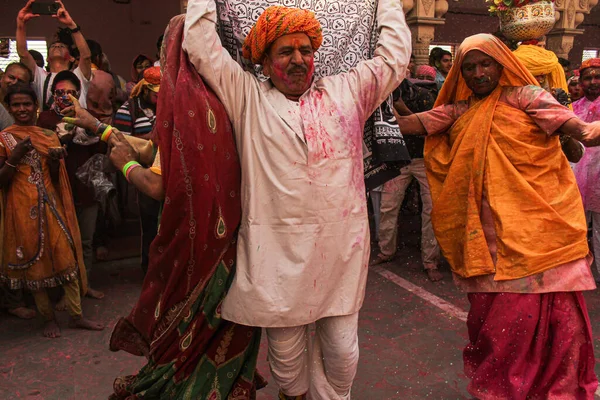 Mathura Uttar Pradesh Ινδία Ιανουαρίου 2020 Άνθρωποι Ρίχνουν Χρώματα Ένας — Φωτογραφία Αρχείου