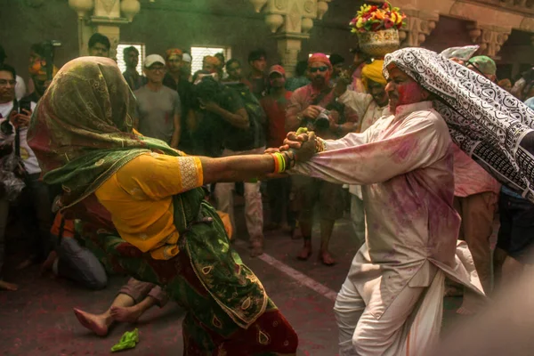 Mathura Uttar Pradesh Ινδία Ιανουαρίου 2020 Άνθρωποι Ρίχνουν Χρώματα Ένας — Φωτογραφία Αρχείου