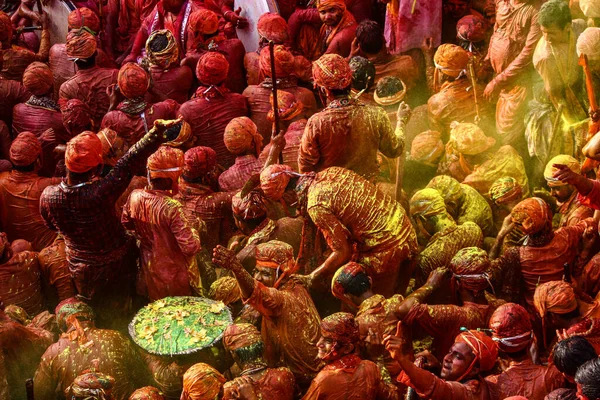 2021年2月6日インド ウッタル プラデシュ州バルサナ2021年2月6日 インドの人々はマトゥラ州でホリを祝う ラスマール ホリはナンガオンで演奏されている 色で覆われた人々 — ストック写真