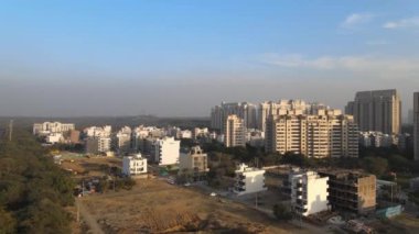 Gün batımında tüm trafik ve iş parklarıyla Gurgaon siber şehrinin güzel insansız hava aracı görüntüleri. DLF şehir akşam ve gece çekimlerinde 4K