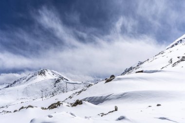 Ladakh 'ta kış mevsiminde karla kaplı güzel dağlar.