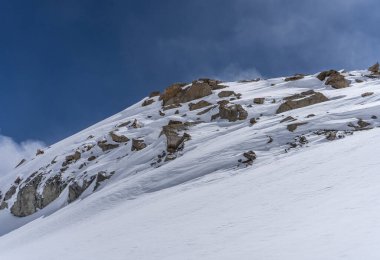 Ladakh 'ta kış mevsiminde karla kaplı güzel dağlar.