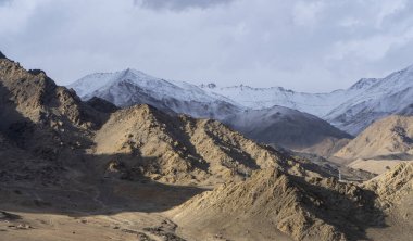 Güneşin altında ladakh ile kaplı güzel dağ manzarası. Kar yağışı sırasında yakalandı.
