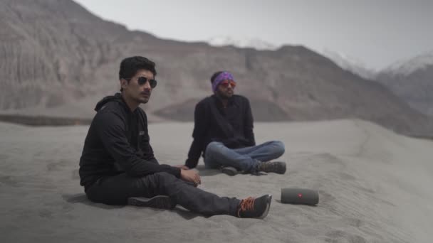 Troje Przyjaciół Rozmawia Siedząc Ziemi Górach Ladakh Rozmowa Samotności — Wideo stockowe