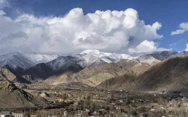 Güneşin altında ladakh ile kaplı güzel dağ manzarası. Kar yağışı sırasında yakalandı.