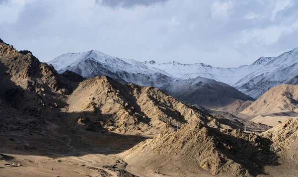 Piękny Krajobraz Gór Słońcem Nad Nimi Ladakh Uchwycony Podczas Opadów — Zdjęcie stockowe