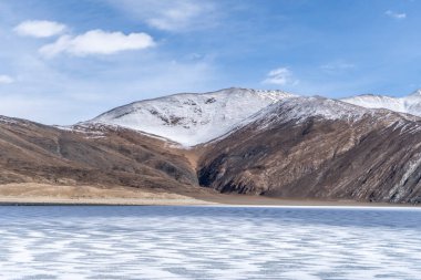 Pangong Gölü 'nün derin mavi suları Himalayalar' ın yüksek dağları tarafından sorgulanır.