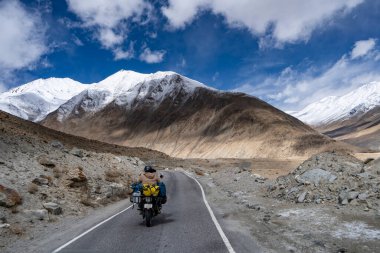 Motosikletli gezginler Hint Himalaya yollarında, Leh Ladakh .