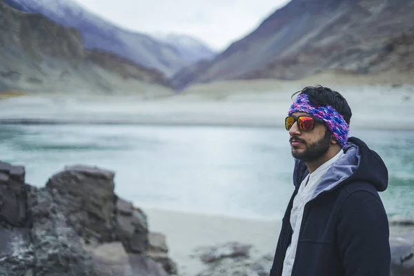 Jeune Beau Mâle Indien Avec Des Engins Trekking Posant Devant — Photo