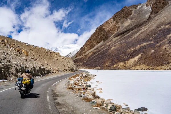 Indian Rowerzysta Jazda Rowerze Przez Świat Najwyższej Drogi Khardungla Przełęczy — Zdjęcie stockowe