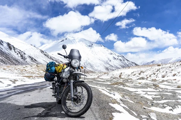 Ladakh, Hindistan - 2 Nisan 2020 - Ladakh yollarında Himalaya Kraliyet Bisikleti.