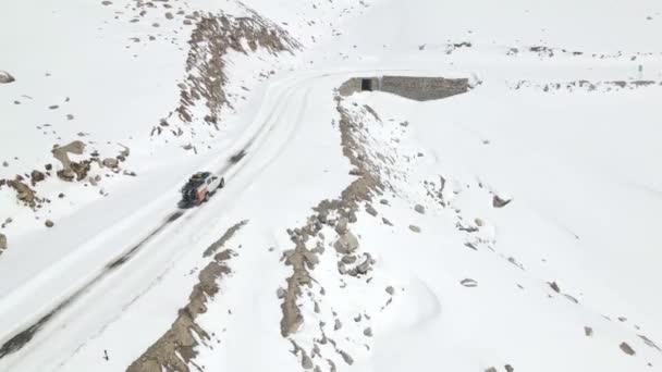 Вид Сверху Беспилотника Кемпер Движущийся Снежной Ледяной Дороге Красивым Горным — стоковое видео