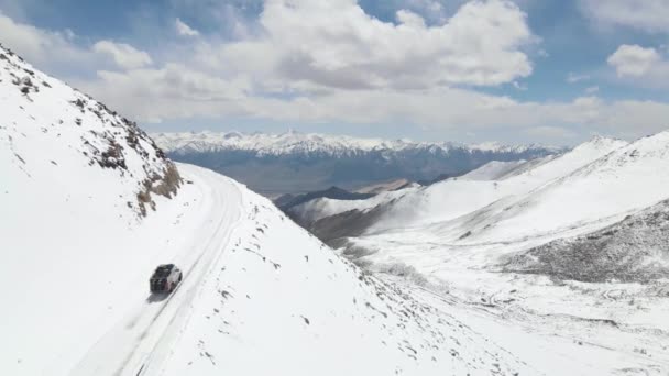 Bovenaanzicht Vanuit Lucht Vanaf Een Drone Van Een Camper Die — Stockvideo