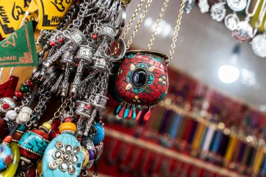 Soyut seçici odak noktası güzel ve zarif mücevherler ve aksesuarlar Himachal Pradesh 'teki Mcleod Ganj sokak pazarında sergileniyor..