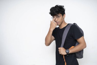 Genç Hintli üniversite öğrencisi üniversite kapandıktan sonra üniversiteye gitmeye hazırlanıyor..