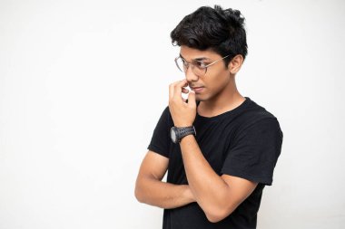 Beyaz bir duvarda duran bağımsız genç bir çocuk, kolları bağlı, girişim ve iş