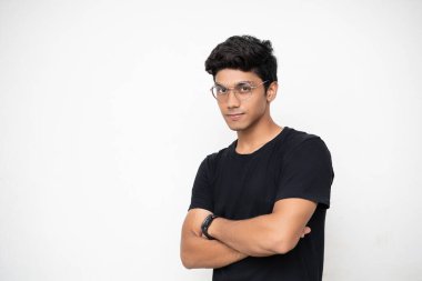 Beyaz bir duvarda duran bağımsız genç bir çocuk, kolları bağlı, girişim ve iş