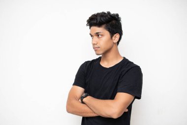 Beyaz bir duvarda duran bağımsız genç bir çocuk, kolları bağlı, girişim ve iş