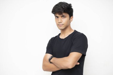 Beyaz bir duvarda duran bağımsız genç bir çocuk, kolları bağlı, girişim ve iş