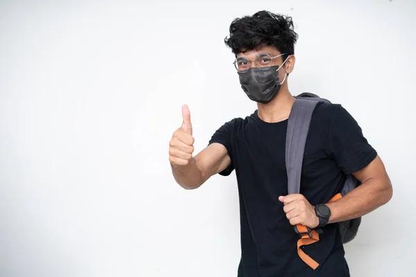 Genç Hintli üniversite öğrencisi üniversite kapandıktan sonra üniversiteye gitmeye hazırlanıyor..