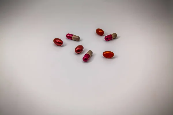Pilules Colorées Métalliques Isolées Sur Fond Blanc Avec Espace Copie — Photo
