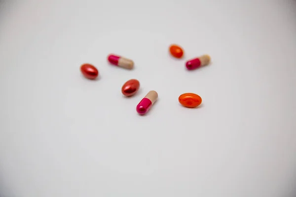 Kleurrijke Pillen Geïsoleerd Witte Achtergrond Met Kopieerruimte Bovenaanzicht — Stockfoto