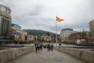 Üsküp / Kuzey Makedonya, 12 Mayıs 2019: Taş Köprü 'de yürüyen yerel halk, Osmanlı döneminden kalma tarihi bir turizm merkezi.