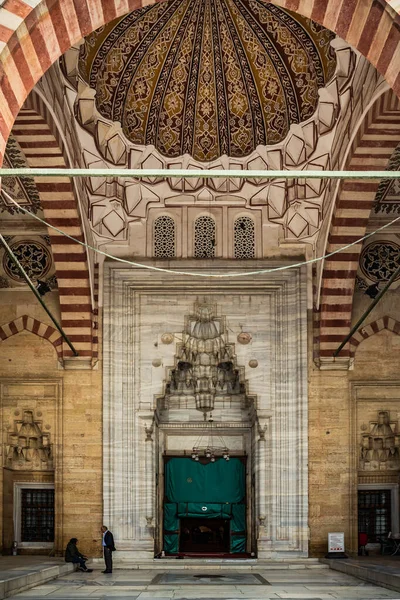 Edirne Turquia Maio 2019 Uma Mulher Homem Conversando Fora Magnífica — Fotografia de Stock