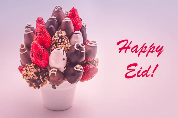 Happy Eid Kartka Pozdrowieniami Czerwonym Napisem Kilka Jadalnych Kwiatów Układ — Zdjęcie stockowe