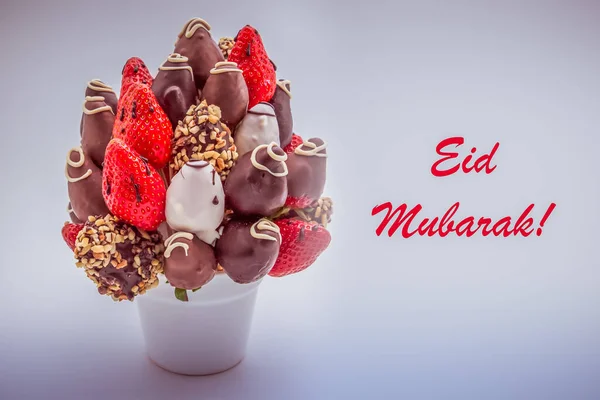 Eid Mubarak Kartka Czerwonym Napisem Kilka Jadalnych Kwiatów Układ Truskawek — Zdjęcie stockowe