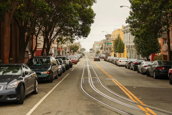 San Francisco 'da düz ve boş bir cadde. Arabalar her iki tarafa da park edilmiş, Kaliforniya, Amerika Birleşik Devletleri namı diğer ABD.