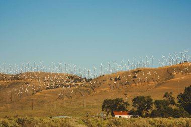Palm Springs California, Amerika Birleşik Devletleri yakınlarındaki dağlarda güç üreten rüzgar türbinleri (rüzgar türbinleri)